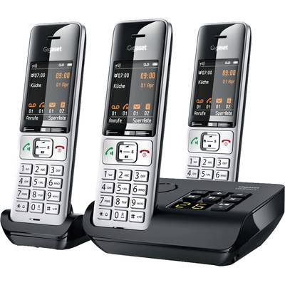 Drahtloses Telefonsystem mit drei Mobilteilen und Basisstation. Jedes Mobilteil zeigt Uhrzeit, Datum und Ruflisten auf dem Display an.