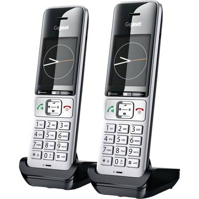 Zwei schnurlose Telefone in Ladestationen. Beide mit numerischem Tastenfeld und Anzeigefeld mit Uhr.