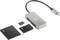 Ein silberner USB-C-Hub mit mehreren SD- und microSD-Kartenanschlüssen, daneben zwei 64-GB-SD-Karten und eine microSD-Karte.