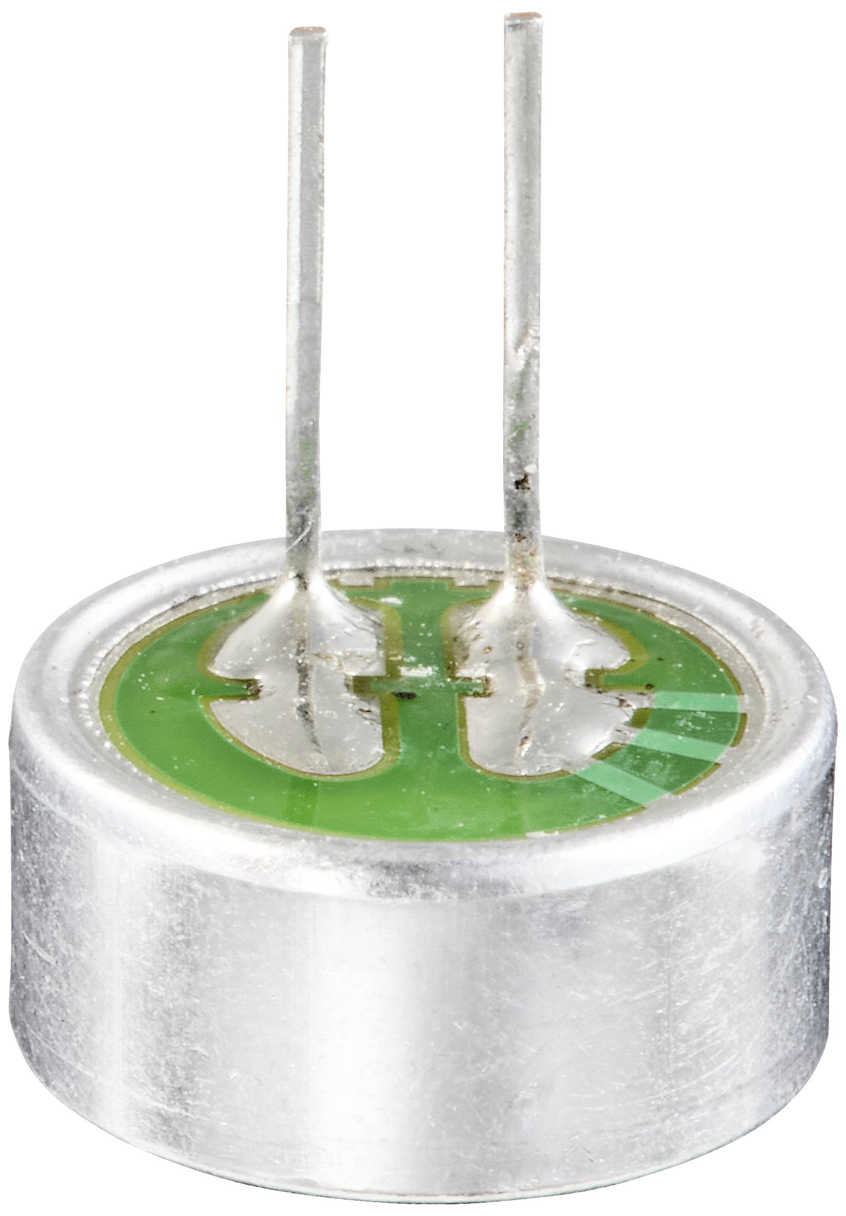Ein metallisches, runder Mikrofonkapsel mit zwei herausragenden Pins auf einer grünen Oberseite, vor weißem Hintergrund.
