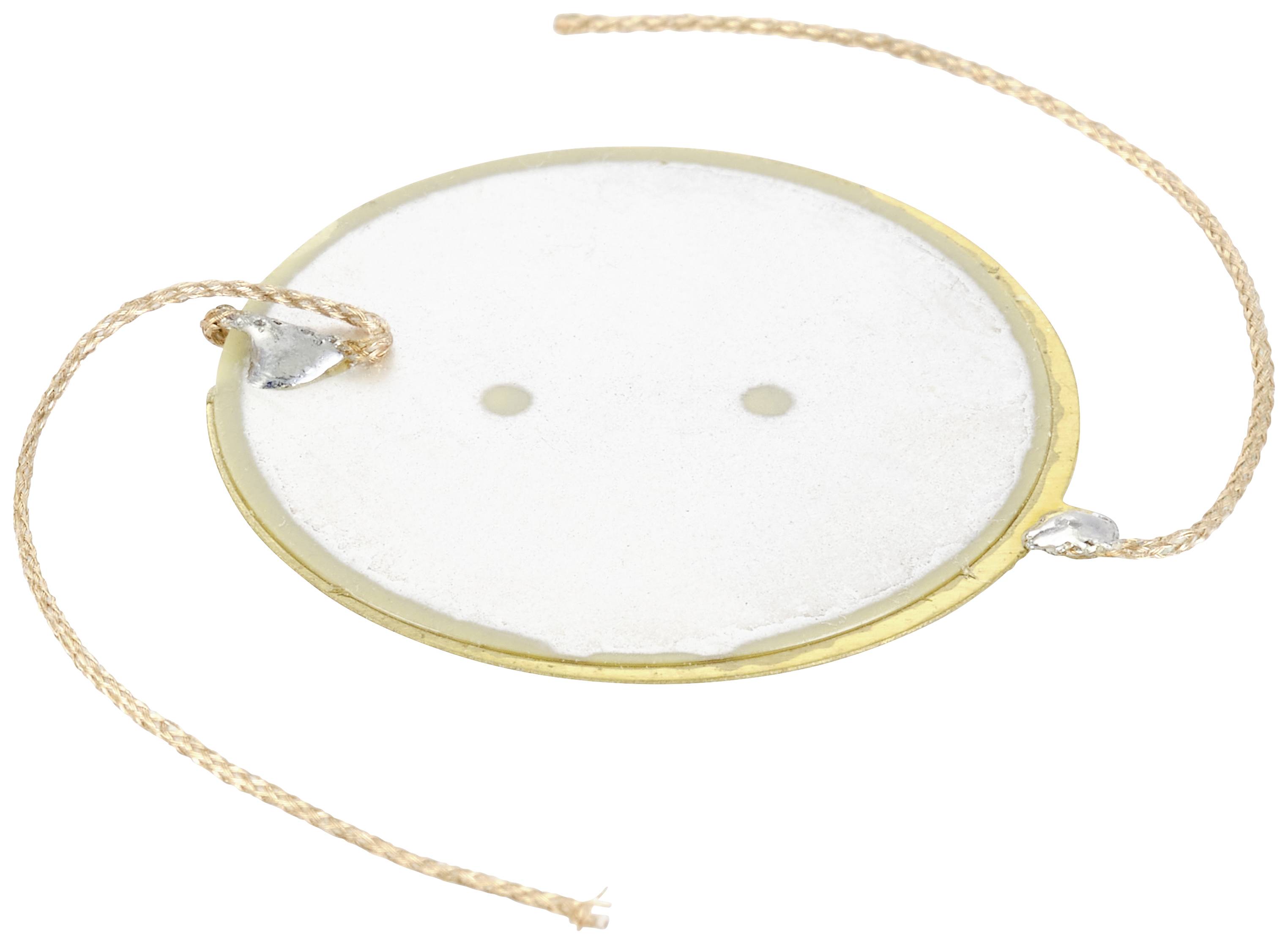 Ein runder, metallischer Knopf mit zwei Löchern in der Mitte und zwei angebrachten Fäden.