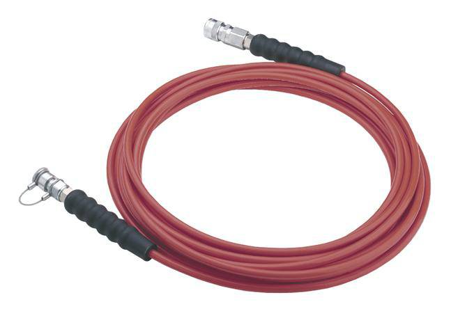 Ein langer, aufgerollter roter Schlauch mit schwarzen Griffen und Metallanschlüssen an beiden Enden. Geeignet für hydraulische Anwendungen.