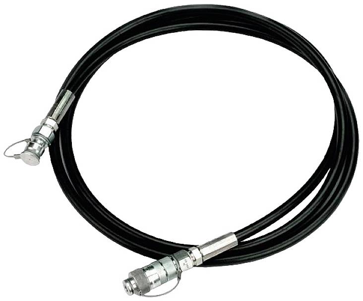 Schwarzer Schlauch mit Metallkupplungen an beiden Enden, aufgerollt auf hellem Hintergrund.