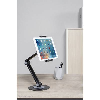Tablet auf einem flexiblen Tischständer in einem Büro, daneben ein Stifthalter.