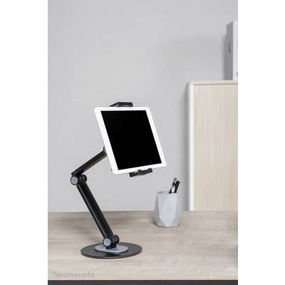 Tablet auf verstellbarem Armständer auf Schreibtisch; im Hintergrund ein Stifthalter und ein Aktenschrank.