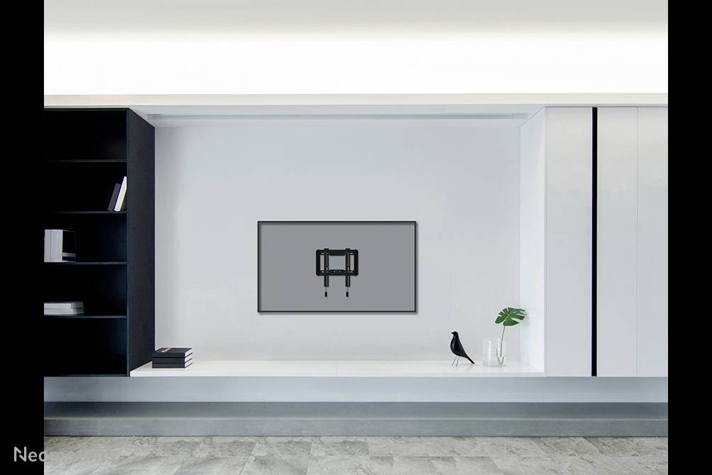 Ein modernes Wohnzimmer mit einem minimalistischen Design. Ein Vogel-Dekor steht auf einem weißen Regal unter einem abstrakten Kunstwerk an der grauen Wand.