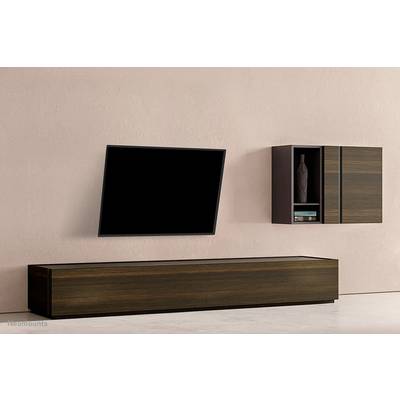 Ein modernes Wohnzimmer mit einem an der Wand montierten Fernseher, einem hölzernen TV-Schrank und einem Wandregal mit Vase.