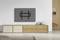Ein minimalistisches Wohnzimmer mit einem großen, an der Wand montierten Fernseher über einem modernen Sideboard aus Holz.