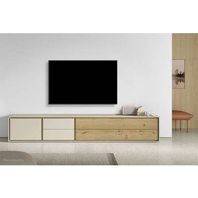 Ein minimalistisches Wohnzimmer mit einem großen Fernseher an der Wand. Darunter steht ein schlichtes Sideboard mit dekorativen Gegenständen.