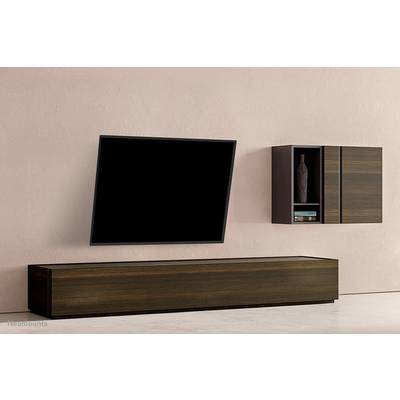Ein moderner Wohnzimmerschrank mit einer montierten schwarzen Fläche an der Wand und einem hellen Holzhängeschrank mit Vasen.