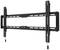 Eine flache, schwarze TV-Wandhalterung für große Bildschirme, verstellbar in Neigung und Abstand zur Wand.