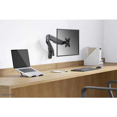 'Moderner Arbeitsplatz mit Laptop, Monitor an schwenkbarem Arm, Tastatur und Maus auf einem Holztisch. Aktenordner im Hintergrund.'