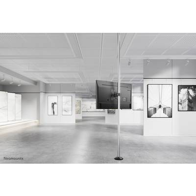Ein moderner Kunstgalerie-Raum mit mehreren an den Wänden hängenden Kunstwerken. Im Vordergrund steht ein freistehender Bildschirm.
