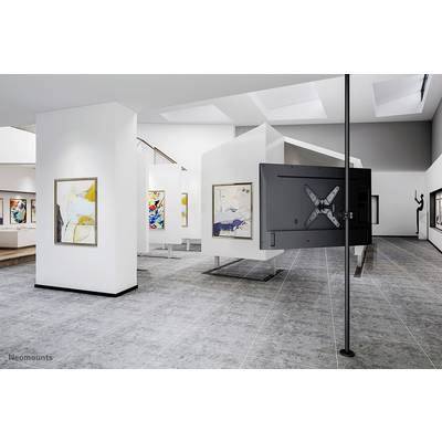 Ein moderner Ausstellungsraum mit abstrakter Kunst an weißen Wänden. Helle Decken und grauer Boden bestimmen das minimalistische Design.