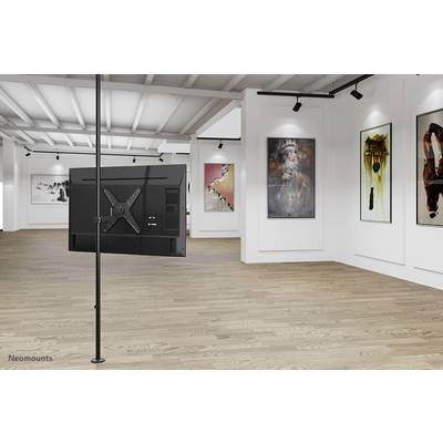Ein moderner Galerieraum mit abstrakter Kunst an weißen Wänden, klarer Holzfußboden, und ein Fernseher an einer Stange befestigt.