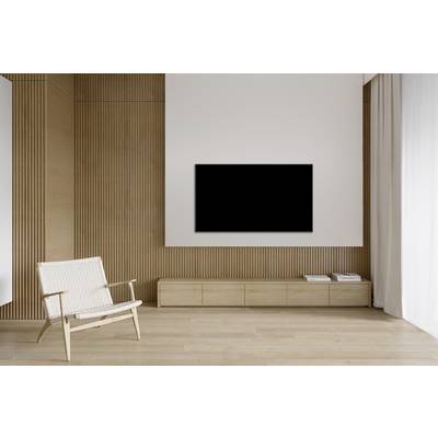 Helles Wohnzimmer mit einem modernen, minimalistischen Design. Ein schlichter Sessel steht vor einer wandmontierten Leinwand.