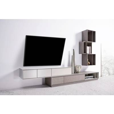 Wandverkleidete Wohnwand mit modernem Flachbildfernseher, eleganten Regalen und Dekorationsgegenständen in minimalistischer Einrichtung.