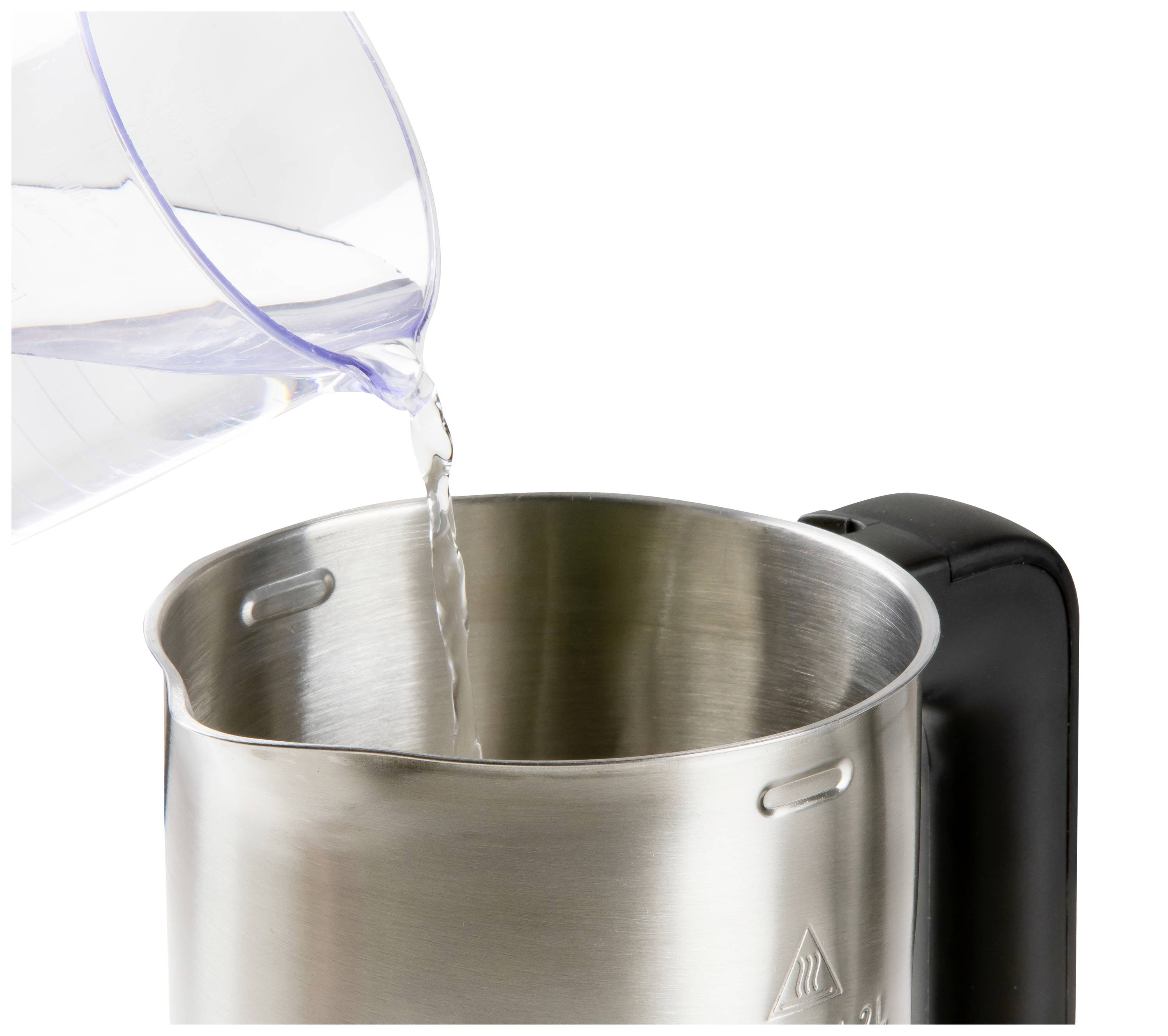 Ein Messbecher mit Wasser wird in einen Edelstahlbehälter gegossen.