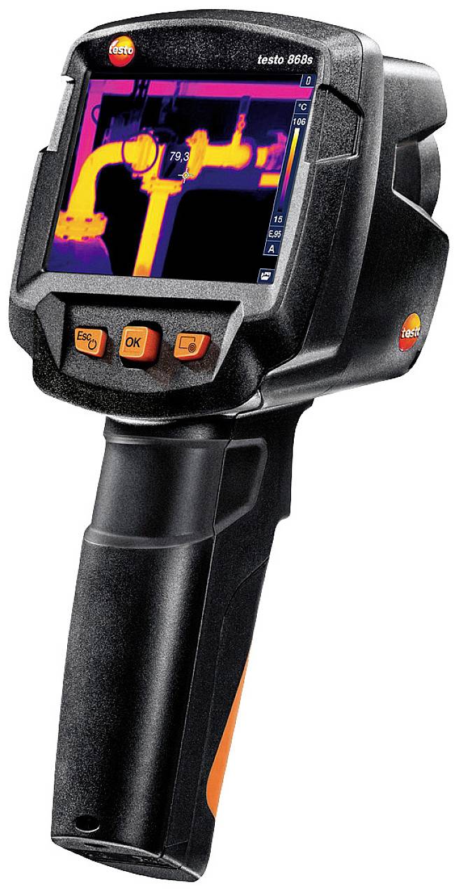 Handheld-Wärmebildkamera mit Bildschirm, der Rohre in unterschiedlichen Farbtönen zur Temperaturvisualisierung zeigt.