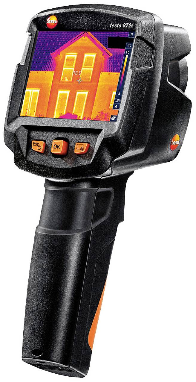 Handgehaltene Wärmebildkamera mit Display, das ein Haus mit Temperaturunterschieden zeigt. Modellname 'testo 872s' sichtbar.