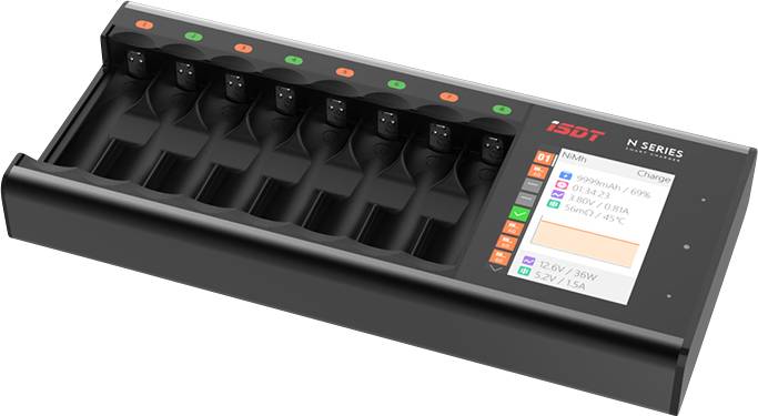 Ein schwarzes Batterieladegerät mit acht Slots. Ein Display rechts zeigt Ladeinformationen. Markierung: 'ISDT N Series'.