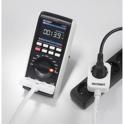 Ein digitales Multimeter misst Stromstärke, verbunden mit einem Verlängerungskabel, das in eine Steckdosenleiste eingesteckt ist.