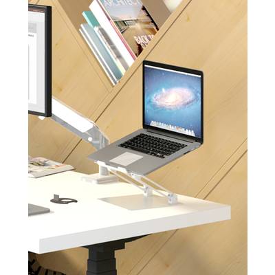 Ein Laptop auf einem verstellbaren Ständer neben einem großen Monitor auf einem weißen Schreibtisch; im Hintergrund Bücherregale.