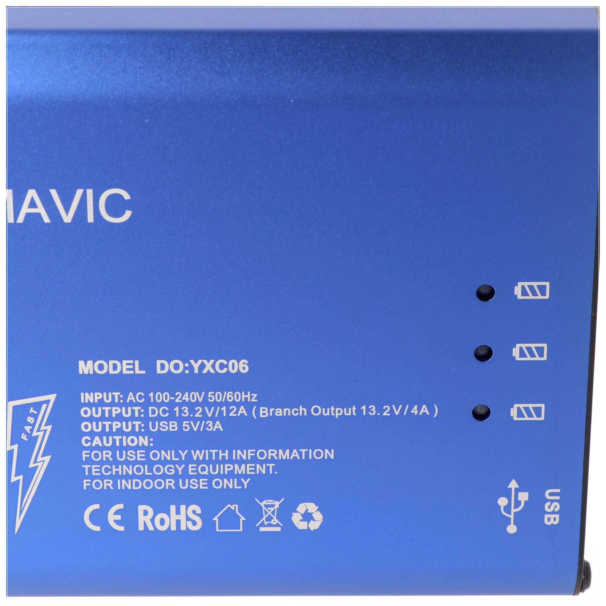 Blaues elektronisches Gerät mit Aufschrift 'MODEL DO: YXC06'. Zeigt Ein- und Ausgangsspezifikationen, Warnhinweise und Symbole für Spannung und Stromstärke.