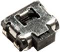 Ein kleiner, metallisch aussehender elektronischer Steckverbinder, vermutlich ein Micro-USB-Buchse, schräg von oben fotografiert.