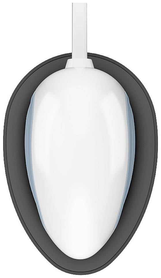 Eine weiße Computermaus mit Kabel, von oben gesehen, liegt auf einer schwarzen, ovalen Unterlage.