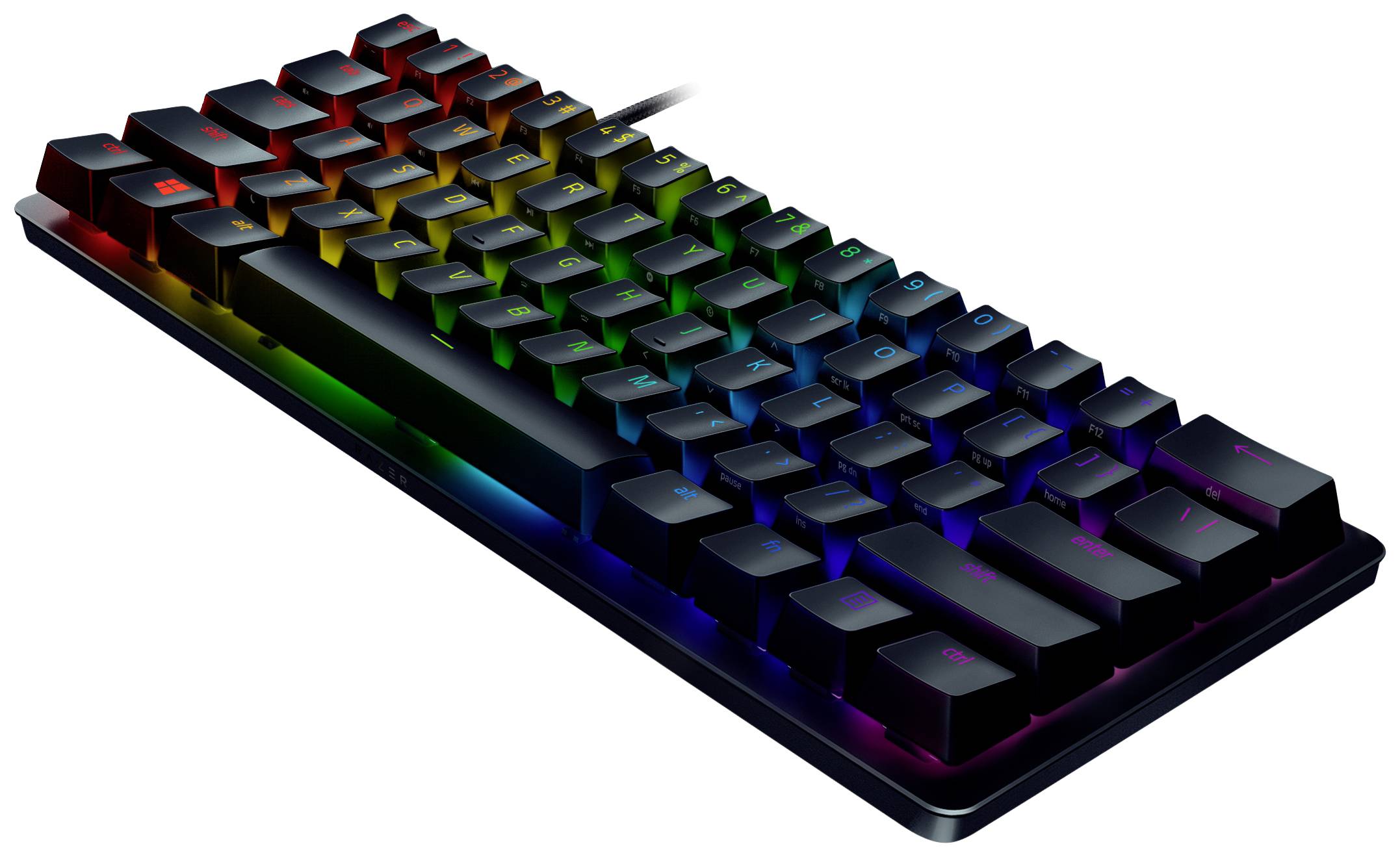 Schwarze Gaming-Tastatur mit bunten RGB-Hintergrundbeleuchtung, ohne Ziffernblock, auf weißem Hintergrund.