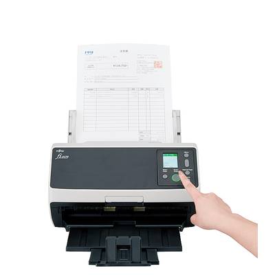 Das Bild zeigt einen Dokumentenscanner, der ein Formular scannt. Eine Hand bedient den Startknopf.