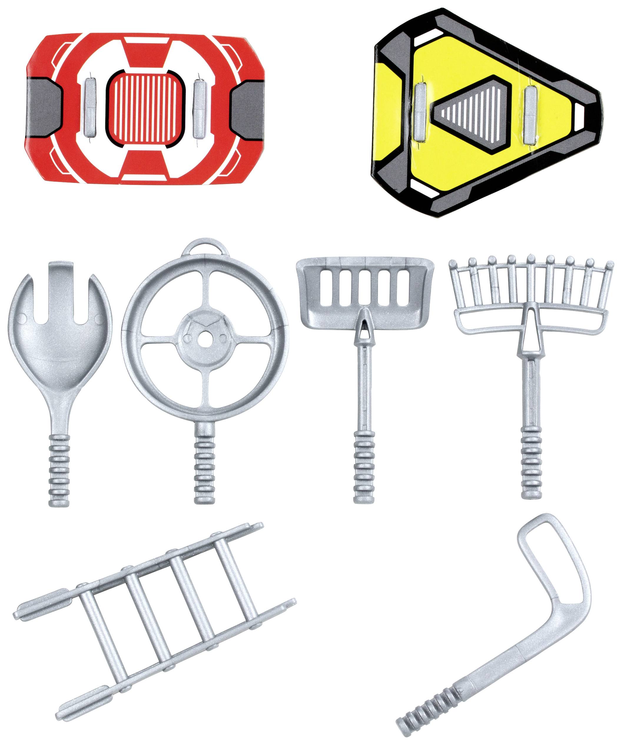 Eine Sammlung von silbernen Spielzeugwerkzeugen und roten und gelben Abzeichen auf weißem Hintergrund. Oben sind zwei Abzeichen, darunter sieben Werkzeuge.
