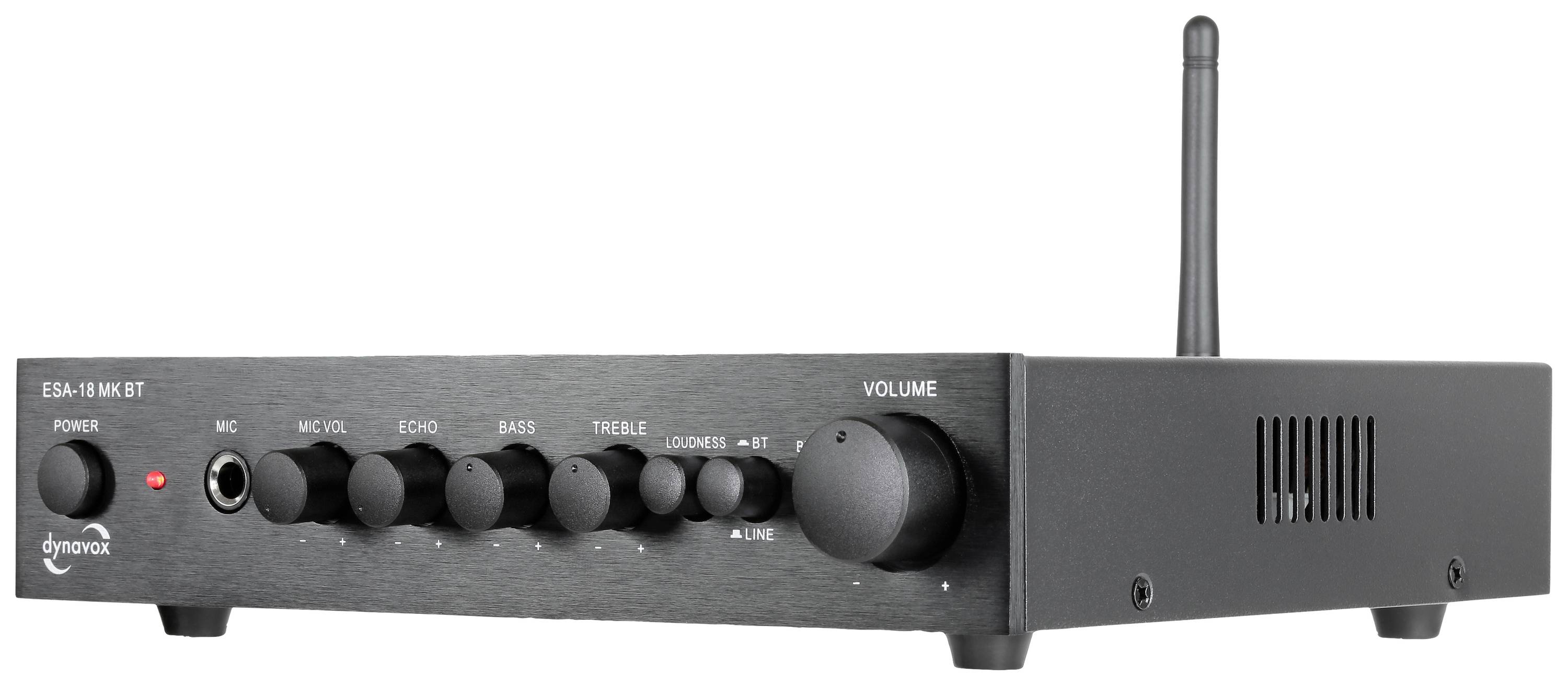 Ein schwarzer Audioverstärker mit Antenne und mehreren Drehreglern für Lautstärke, Bass, und Treble. Dynamax-Logo links unten.