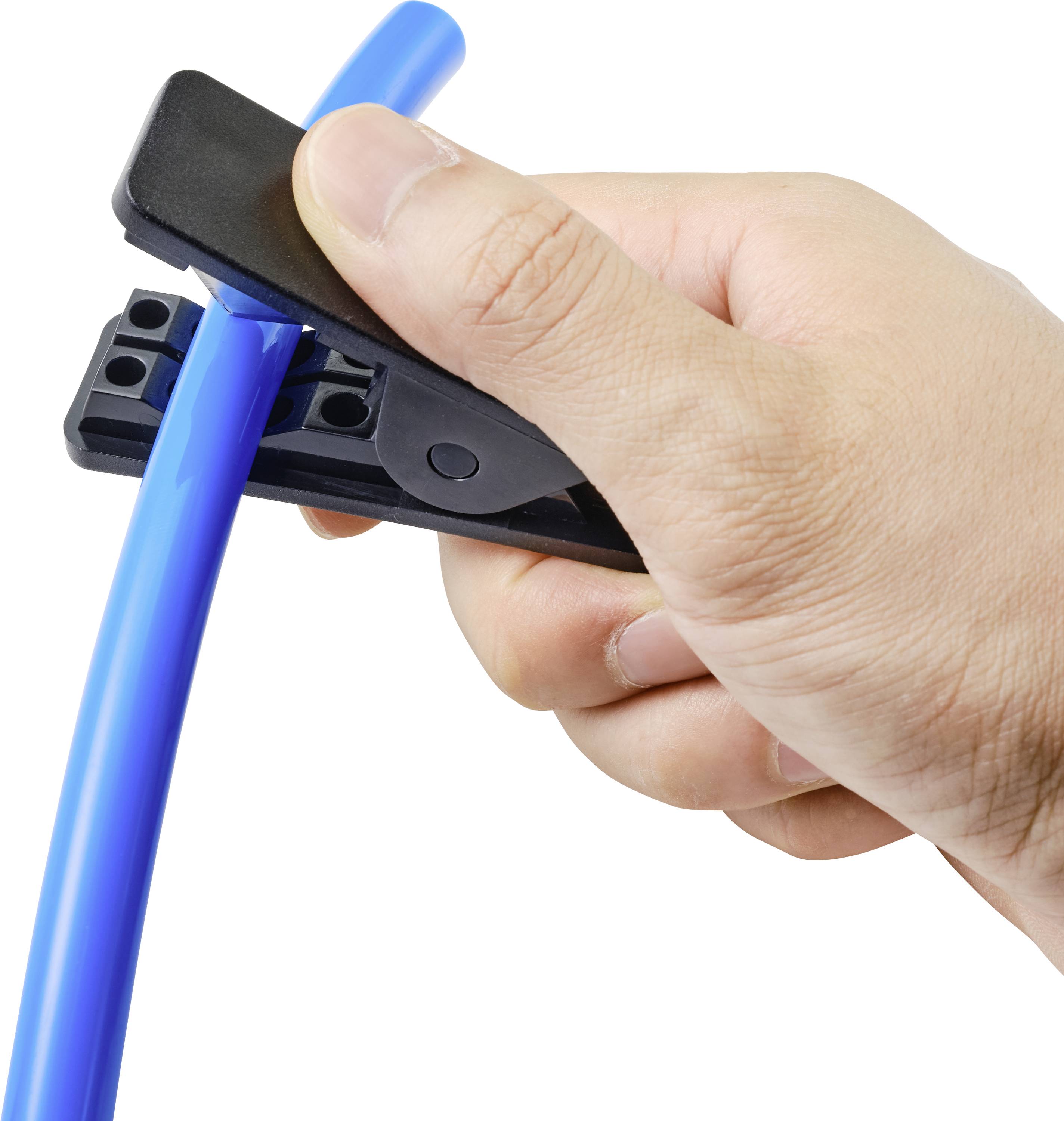 Eine Hand hält eine blaue Tube und nutzt ein schwarzes Werkzeug, um sie zu schneiden.