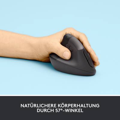 Eine Hand hält eine ergonomische Maus mit 57°-Winkel für natürlichere Körperhaltung.