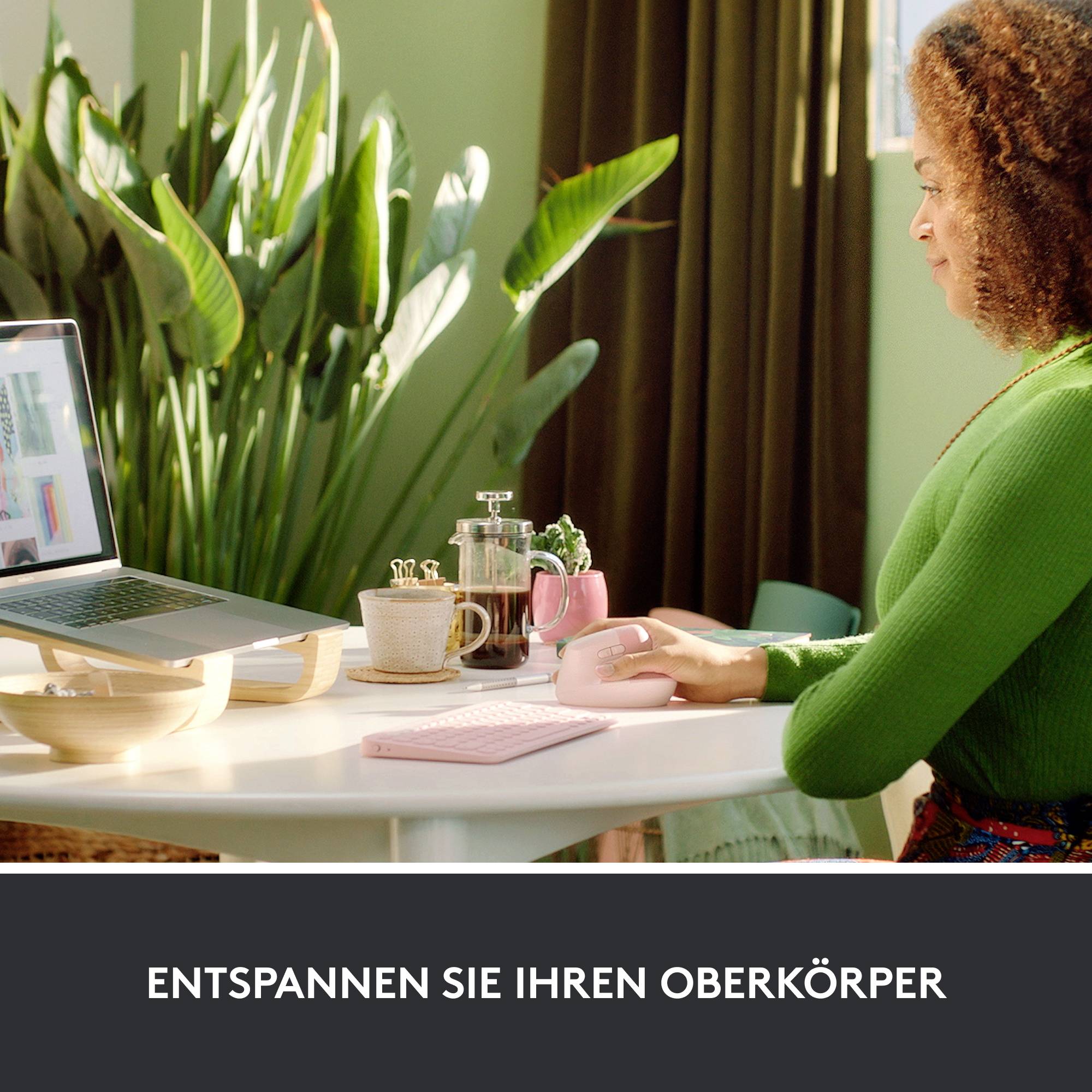 Eine Person in einem grünen Pullover sitzt an einem Schreibtisch mit einem Laptop, Pflanzen und einer Tasse. Text auf dem Bild: 'Entspannen Sie Ihren Oberkörper'.