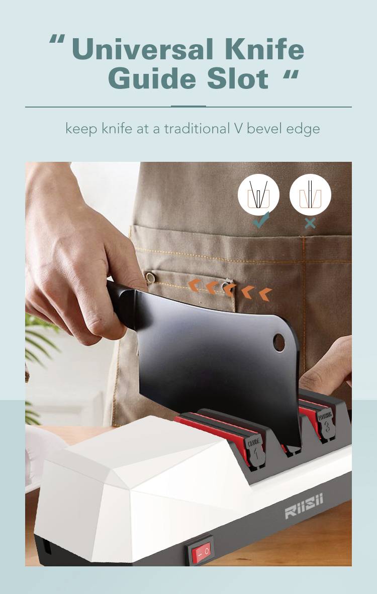 Person handhabiert eine Messerschleifmaschine mit einem Messer im Schlitz. Text auf dem Bild: 'Universal Knife Guide Slot'.