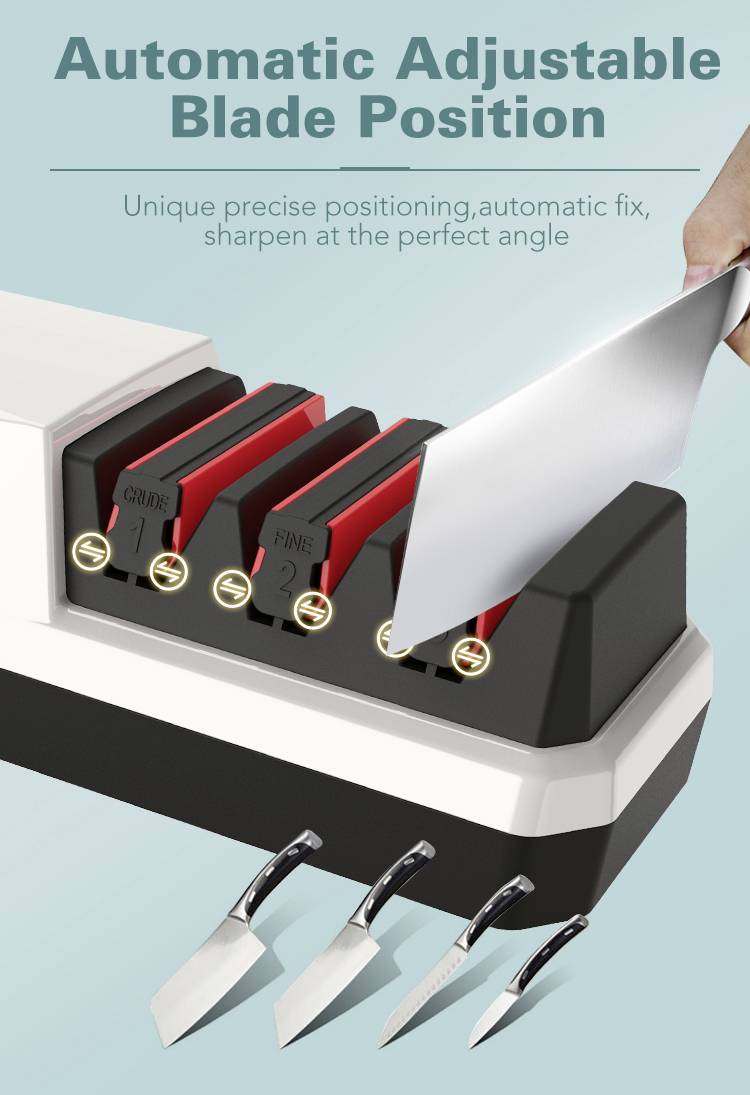 'Automatische einstellbare Klingenposition.' Ein Messer wird in einem elektrischen Messerschärfer geschärft, darunter sind andere Klingen zu sehen.