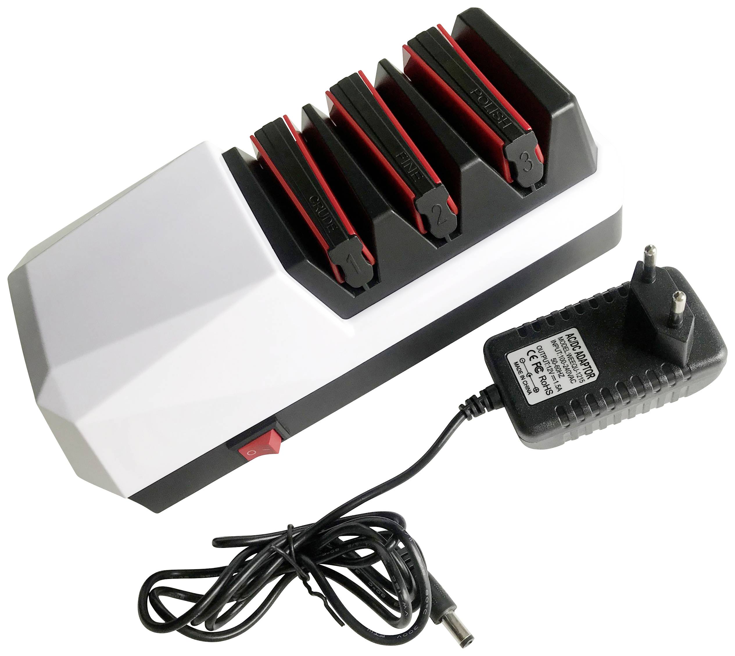 Ein Ladegerät mit vier Steckplätzen und drei eingelegten Lithium-Ionen-Akkus. Daneben liegt ein Netzteil mit Kabel.