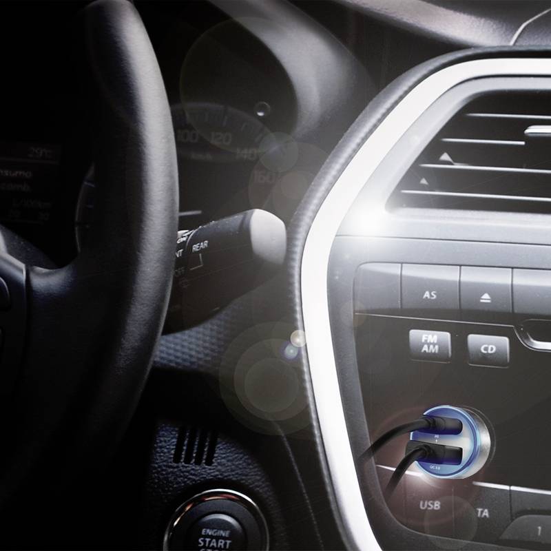 Nahaufnahme eines Autoinnenraums zeigt einen Lenkradbereich und ein beleuchtetes USB-Symbol auf einem Bordcomputer-Bildschirm.