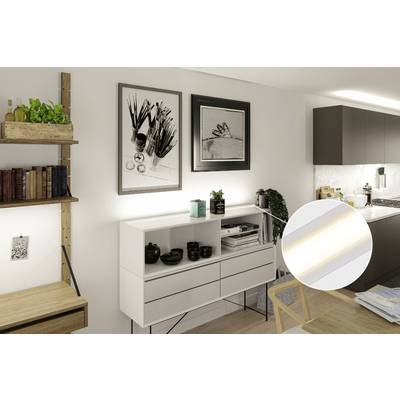 Im Wohnzimmer sieht man ein modernes Sideboard mit Dekoration und Kunstwerken an der Wand. Ein Kreis hebt die Beleuchtung hervor.