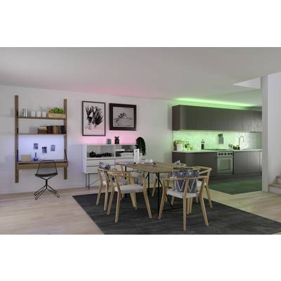 Offene, moderne Küche mit Esstisch, bunten LED-Leuchten, im Hintergrund Regale und Bilder an der Wand. Hell und einladend.