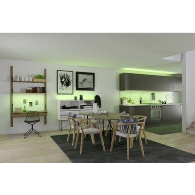 Esszimmer mit Holztisch und Stühlen, dahinter eine moderne Küche mit grüner LED-Beleuchtung und minimalistischen Regalen.