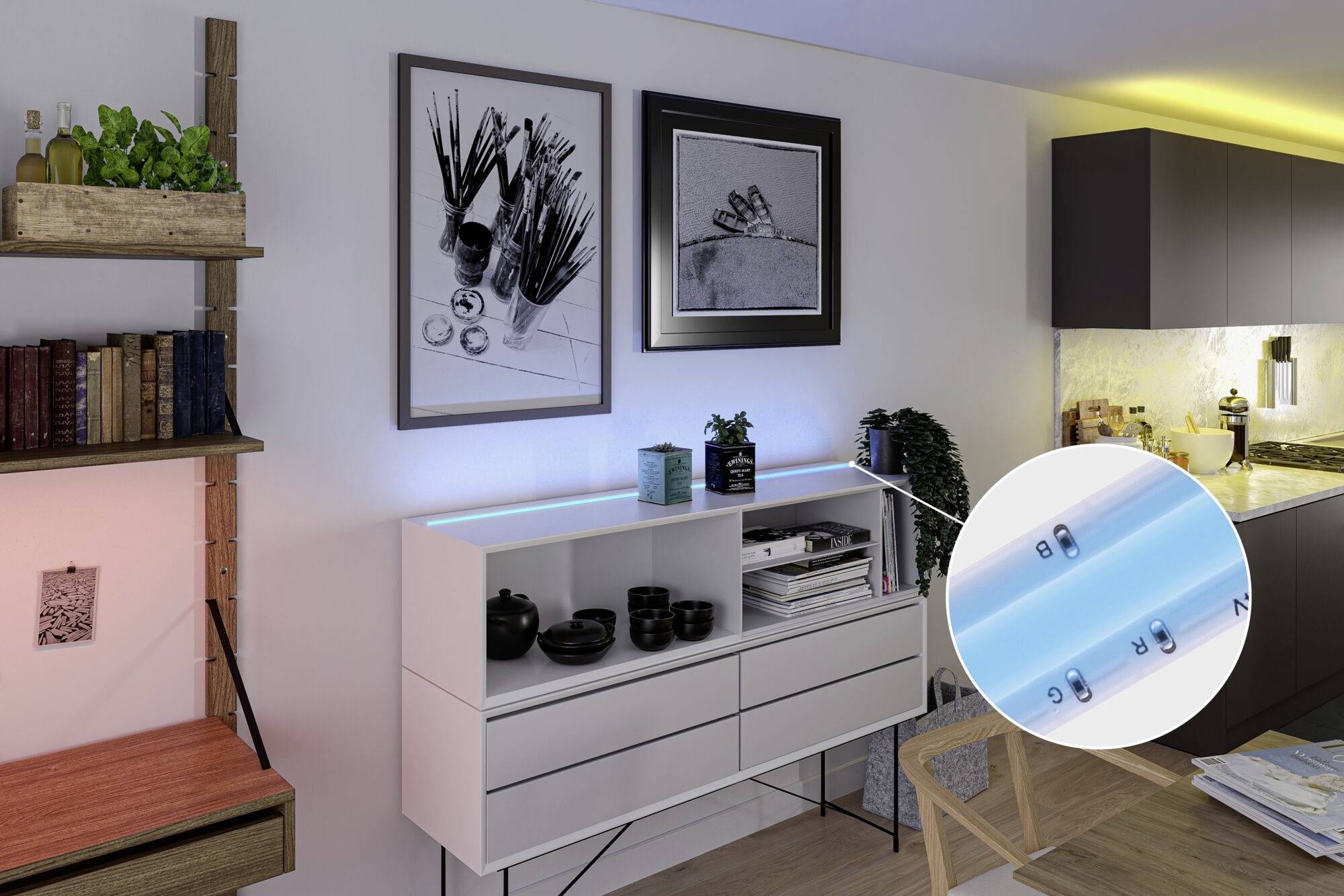 Ein modernes Wohnzimmer mit beleuchtetem Regal, darauf diverse Dekorationsgegenstände. Zoom-In-Ansicht zeigt eine Fernbedienung mit blauem Licht.