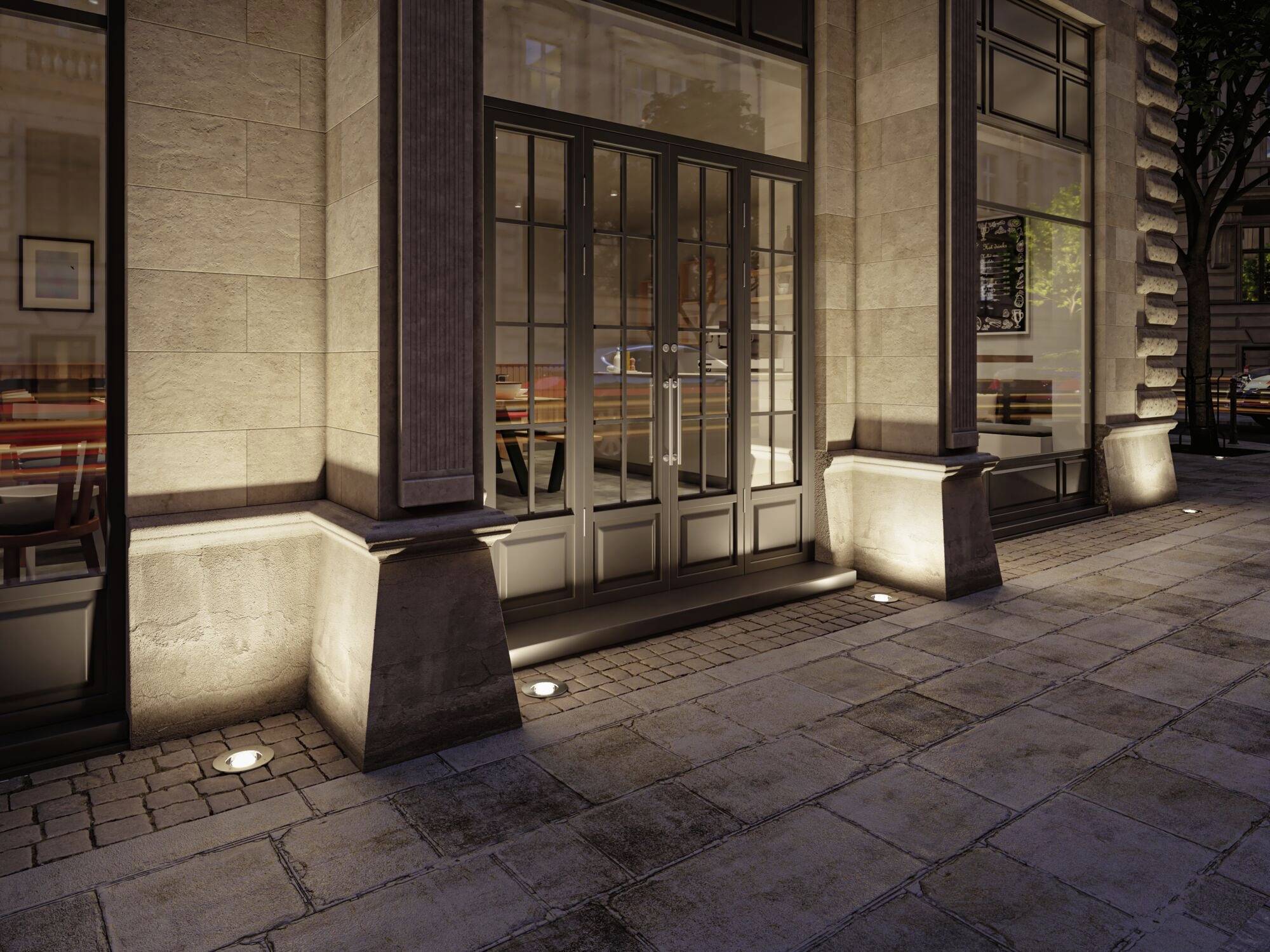 Eine elegante Restaurantfassade mit großen Fenstern und Glastüren. Außenbeleuchtung und ein leerer Bürgersteig bei Abenddämmerung.