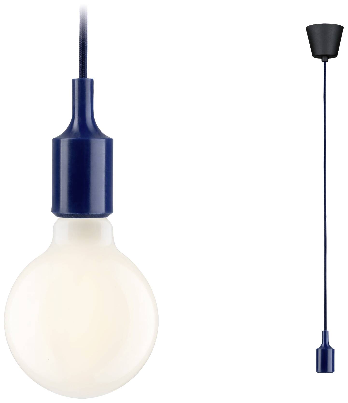 Eine moderne Pendelleuchte mit blauer Fassung und schwarzem Kabel. Die Glühbirne strahlt ein warmes Licht aus.