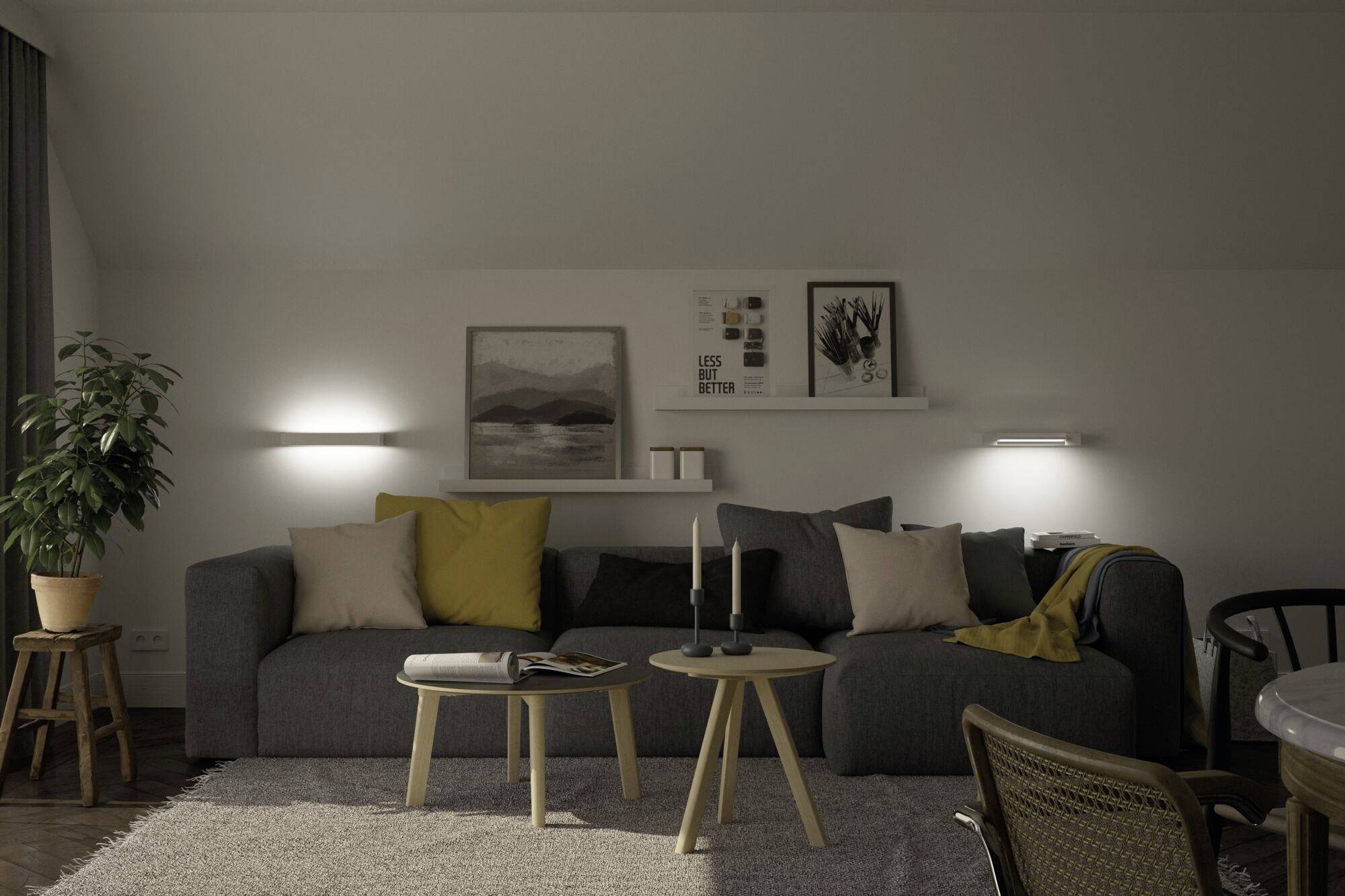 Gemütliches Wohnzimmer mit grauem Sofa, mehreren Kissen, zwei kleinen Tischen mit Kerzen, Pflanze in der Ecke und Wanddekorationen.