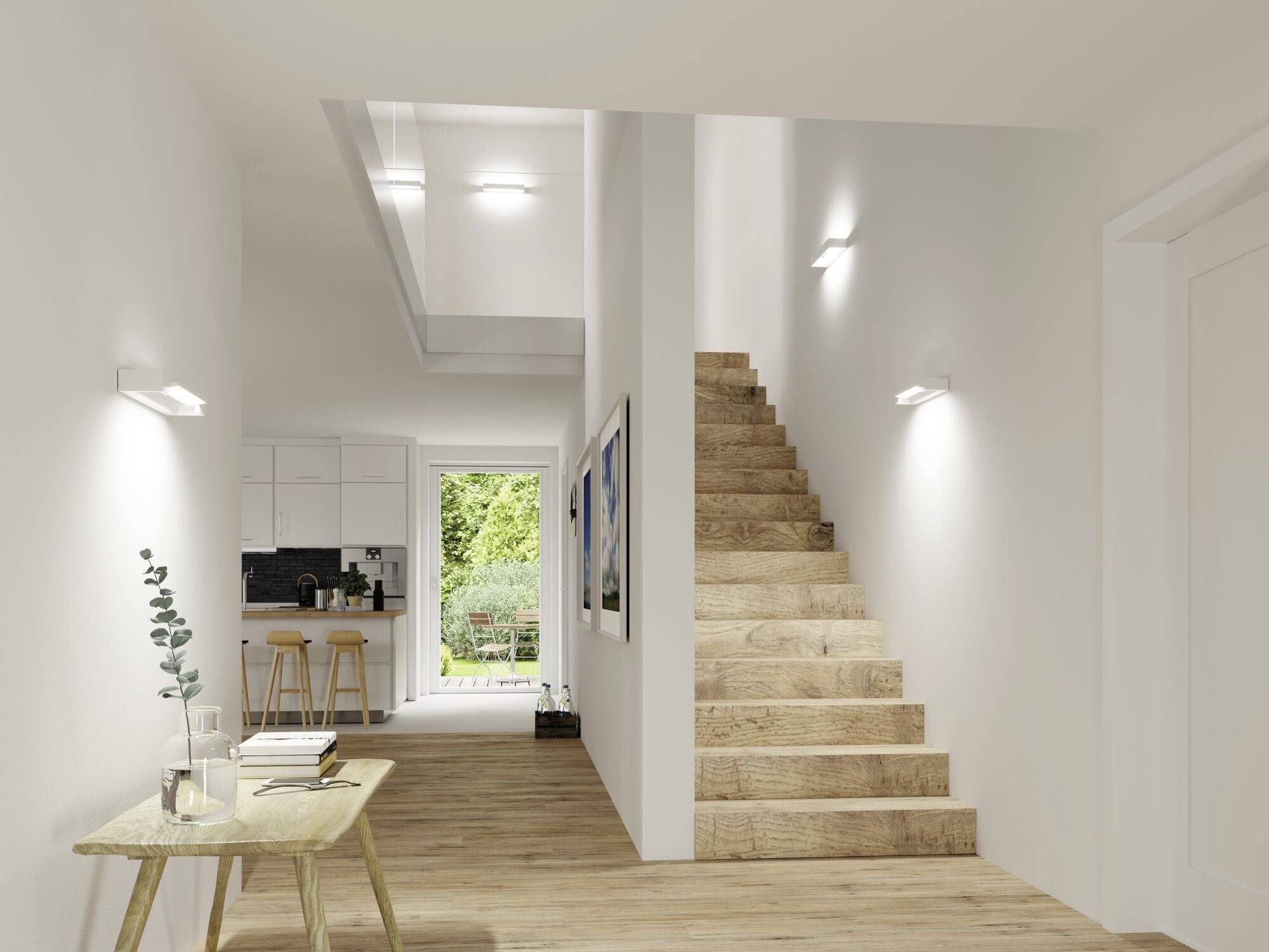 Moderner Flur mit Holztreppe, links ein Tisch mit Pflanzen und Büchern, im Hintergrund eine helle Küche mit Blick ins Freie.