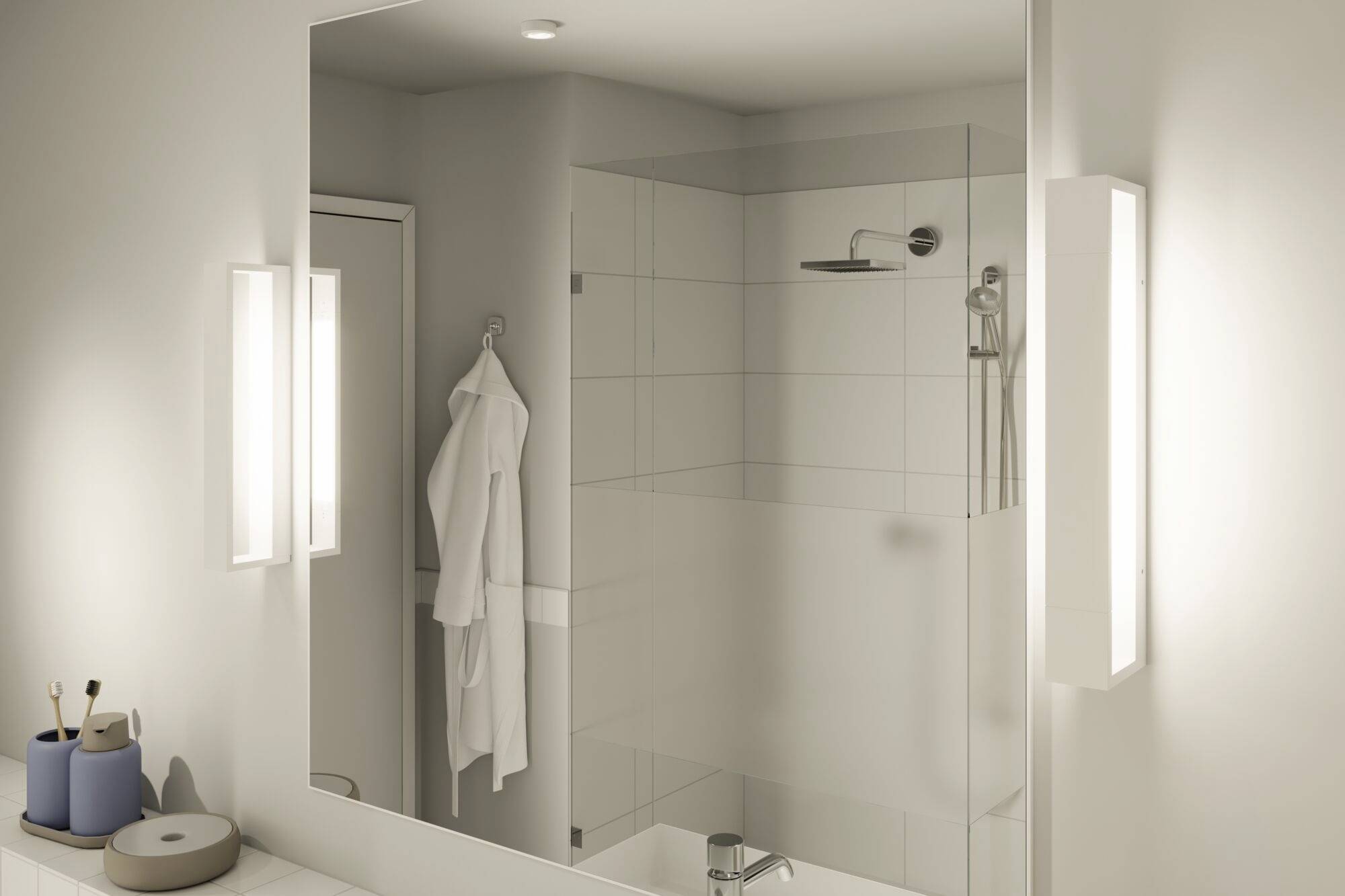 Modernes Badezimmer mit großem Spiegel, beleuchtetem Spiegellicht und Duschkabine. Ein weißer Bademantel hängt an der Tür.